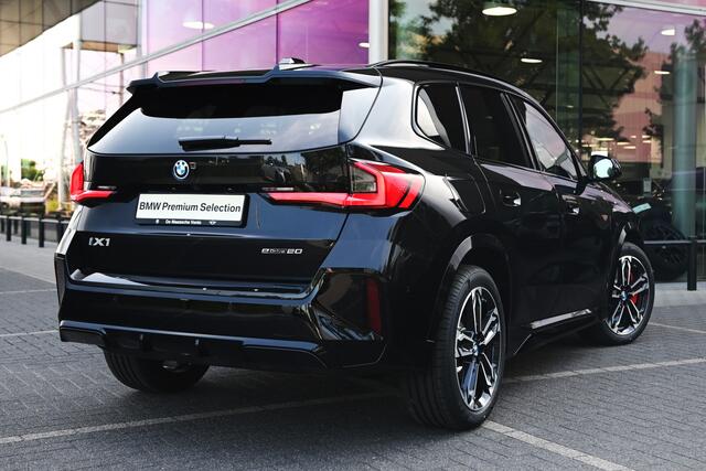 BMW iX1 eDrive20 M Sport / Panoramadak / Trekhaak / Sportstoelen / Adaptieve LED / M Adaptief onderstel / Comfort Access / Parking Assistant