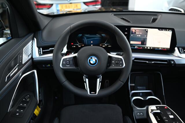 BMW iX1 eDrive20 M Sport / Panoramadak / Trekhaak / Sportstoelen / Adaptieve LED / M Adaptief onderstel / Comfort Access / Parking Assistant