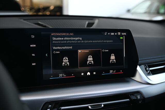 BMW iX1 eDrive20 M Sport / Panoramadak / Trekhaak / Sportstoelen / Adaptieve LED / M Adaptief onderstel / Comfort Access / Parking Assistant