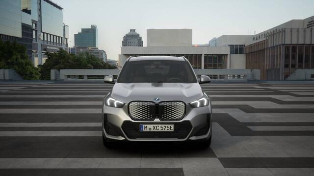 BMW iX1 eDrive20 M Sport / Trekhaak / Sportstoelen / Achteruitrijcamera / Adaptieve LED / M Adaptief onderstel / Comfort Access