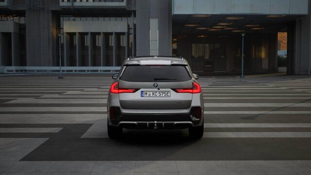 BMW iX1 eDrive20 M Sport / Trekhaak / Sportstoelen / Achteruitrijcamera / Adaptieve LED / M Adaptief onderstel / Comfort Access