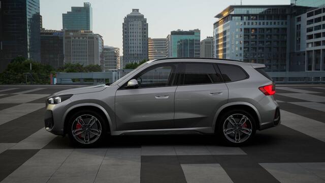 BMW iX1 eDrive20 M Sport / Trekhaak / Sportstoelen / Achteruitrijcamera / Adaptieve LED / M Adaptief onderstel / Comfort Access