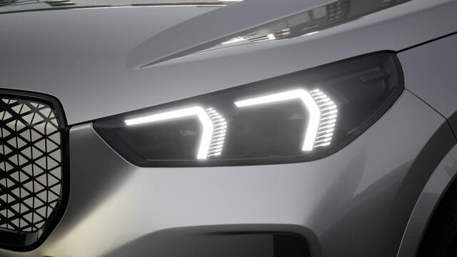 BMW iX1 eDrive20 M Sport / Trekhaak / Sportstoelen / Achteruitrijcamera / Adaptieve LED / M Adaptief onderstel / Comfort Access