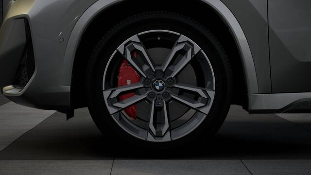 BMW iX1 eDrive20 M Sport / Trekhaak / Sportstoelen / Achteruitrijcamera / Adaptieve LED / M Adaptief onderstel / Comfort Access