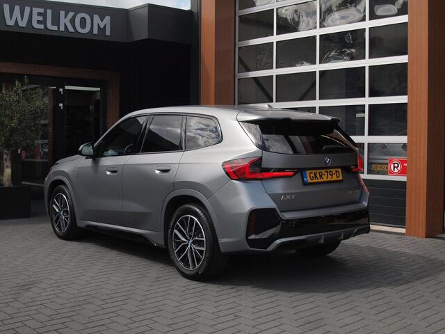 BMW iX1 eDrive20 67 kWh | M-Pakket | NL-Auto | Innovation Pack | BMW Individual Frozen Pure Grey |