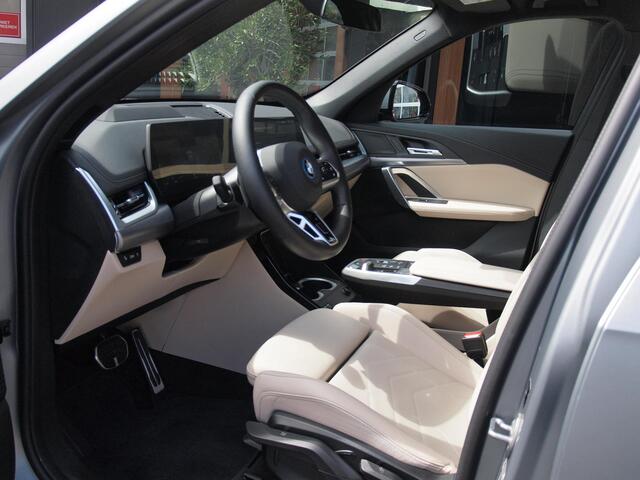 BMW iX1 eDrive20 67 kWh | M-Pakket | NL-Auto | Innovation Pack | BMW Individual Frozen Pure Grey |