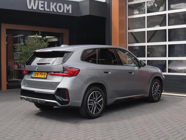 BMW iX1 eDrive20 67 kWh | M-Pakket | NL-Auto | Innovation Pack | BMW Individual Frozen Pure Grey |