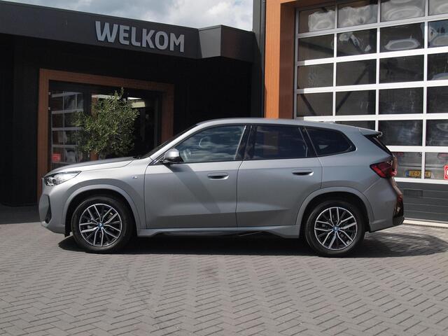 BMW iX1 eDrive20 67 kWh | M-Pakket | NL-Auto | Innovation Pack | BMW Individual Frozen Pure Grey |