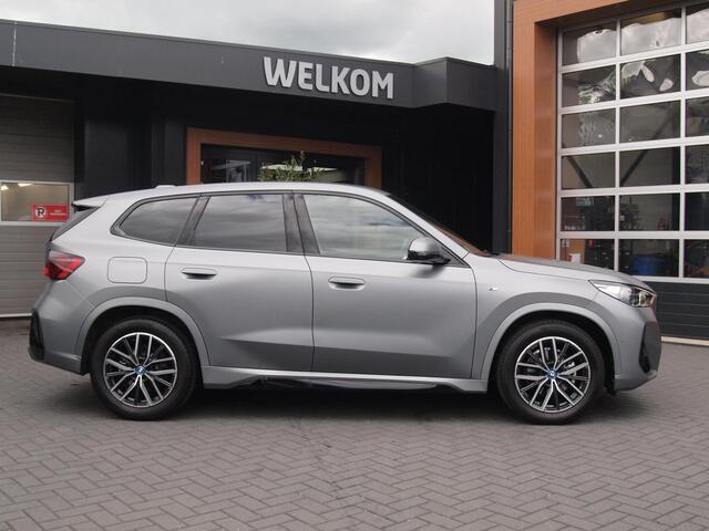 BMW iX1 eDrive20 67 kWh | M-Pakket | NL-Auto | Innovation Pack | BMW Individual Frozen Pure Grey |
