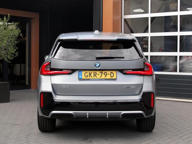 BMW iX1 eDrive20 67 kWh | M-Pakket | NL-Auto | Innovation Pack | BMW Individual Frozen Pure Grey |