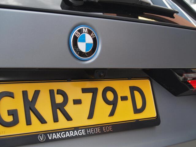 BMW iX1 eDrive20 67 kWh | M-Pakket | NL-Auto | Innovation Pack | BMW Individual Frozen Pure Grey |
