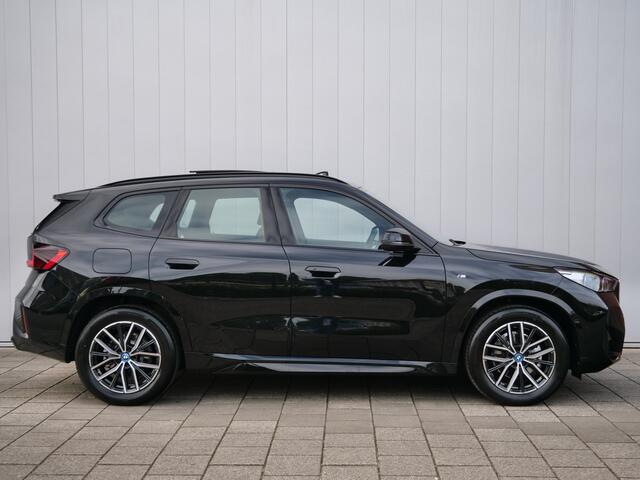BMW iX1 eDrive20 67 kWh 304 Pk M-sport pakket Pano-dak / Trekhaak / DAB / Navi / Apple Carplay