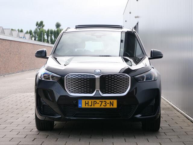 BMW iX1 eDrive20 67 kWh 304 Pk M-sport pakket Pano-dak / Trekhaak / DAB / Navi / Apple Carplay