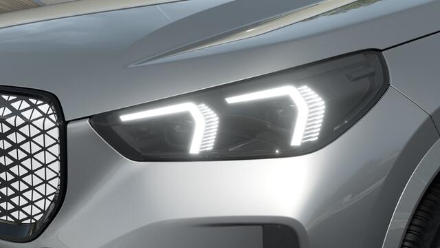 BMW iX1 eDrive20 M Sport / Sportstoelen / Achteruitrijcamera / Comfort Access / M Adaptief onderstel / Adaptieve LED / Parking Assistant / Stuurverwarming