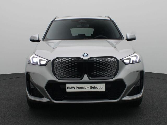 BMW iX1 eDrive20 67 kWh M Sportpakket Pro | Premium Pack | Comfort Pack | Travel Pack | Stuurwielrand Verwarmd | Trekhaak | Panoramadak | Driving Assistant Plus | DAB | Harman Kardon | 19'' | Ekris Selection