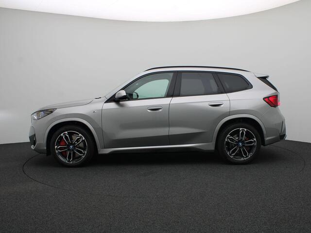 BMW iX1 eDrive20 67 kWh M Sportpakket Pro | Premium Pack | Comfort Pack | Travel Pack | Stuurwielrand Verwarmd | Trekhaak | Panoramadak | Driving Assistant Plus | DAB | Harman Kardon | 19'' | Ekris Selection