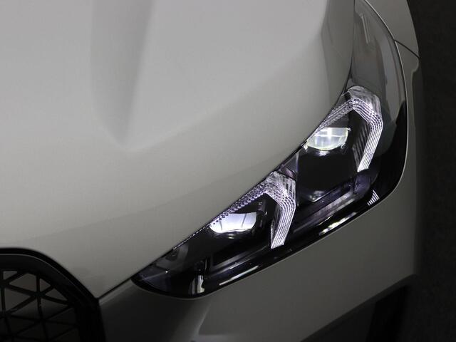 BMW iX1 eDrive20 67 kWh M Sportpakket Pro | Premium Pack | Comfort Pack | Travel Pack | Stuurwielrand Verwarmd | Trekhaak | Panoramadak | Driving Assistant Plus | DAB | Harman Kardon | 19'' | Ekris Selection