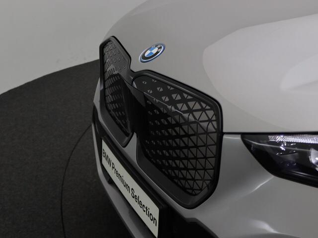 BMW iX1 eDrive20 67 kWh M Sportpakket Pro | Premium Pack | Comfort Pack | Travel Pack | Stuurwielrand Verwarmd | Trekhaak | Panoramadak | Driving Assistant Plus | DAB | Harman Kardon | 19'' | Ekris Selection