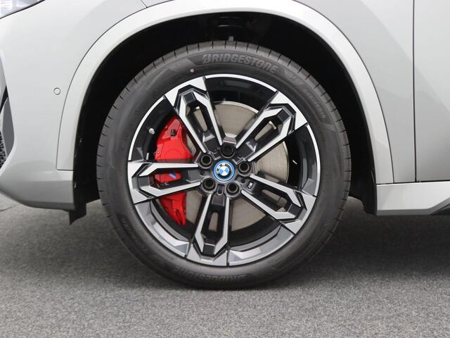 BMW iX1 eDrive20 67 kWh M Sportpakket Pro | Premium Pack | Comfort Pack | Travel Pack | Stuurwielrand Verwarmd | Trekhaak | Panoramadak | Driving Assistant Plus | DAB | Harman Kardon | 19'' | Ekris Selection