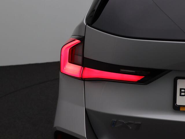 BMW iX1 eDrive20 67 kWh M Sportpakket Pro | Premium Pack | Comfort Pack | Travel Pack | Stuurwielrand Verwarmd | Trekhaak | Panoramadak | Driving Assistant Plus | DAB | Harman Kardon | 19'' | Ekris Selection