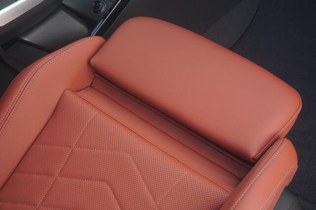 BMW iX1 eDrive20 M Sportpakket Pro 19'' / Panoramadak / Harman Kardon / Stuurwielrand verwarmd / Head-Up Display / Trekhaak