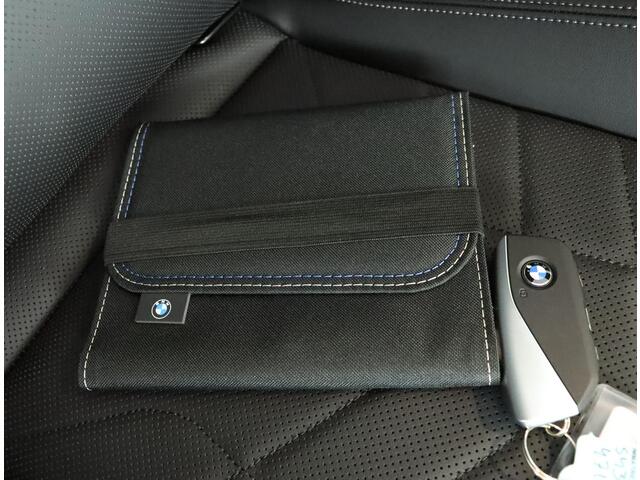 BMW iX1 eDrive20 67 kWh M Sport Edition M Sportpakket Pro | Driving Assistant Plus | Harman-Kardon | Trekhaak | Panoramadak | Parking Assistant Plus | Head-Up Display | M Adaptief onderstel