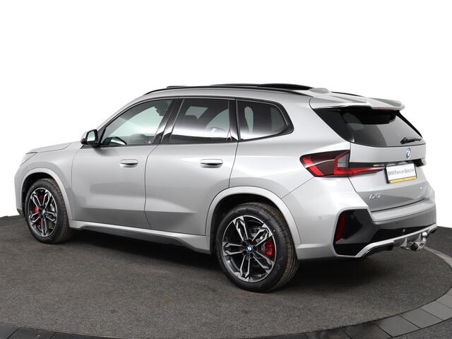 BMW iX1 eDrive20 67 kWh M Sport Edition M Sportpakket Pro | Driving Assistant Plus | Harman-Kardon | Trekhaak | Panoramadak | Parking Assistant Plus | Head-Up Display | M Adaptief onderstel