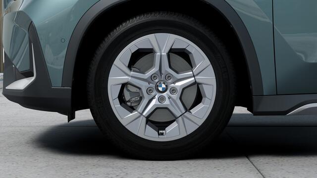 BMW iX1 eDrive20 Pure Edition / Adaptieve LED / Comfort Access / Parking Assistant / Stoelverwarming