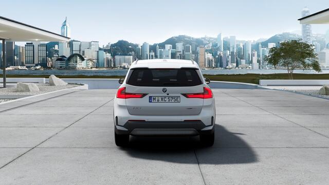 BMW iX1 eDrive20 Pure Edition / Adaptieve LED / Comfort Access / Parking Assistant / Stoelverwarming