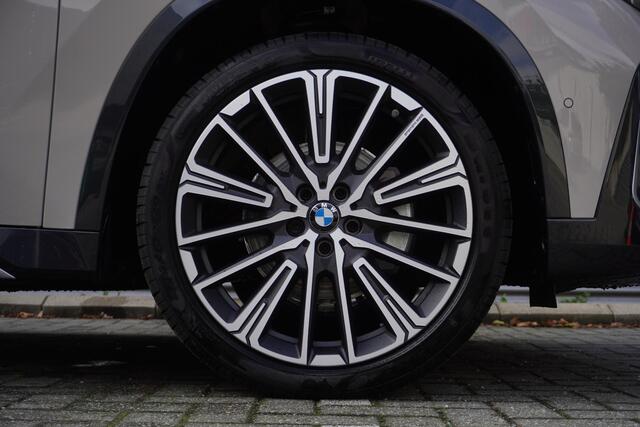 BMW iX1 eDrive20 xLine | Harman-Kardon sound system | BMW Head-Up Display | Parking Assistant Plus | Driving Assistant Plus | Comfort Pack | Trekhaak met elektrisch wegklapbare kogel | Glazen panoramadak