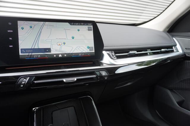 BMW iX1 eDrive20 xLine | Harman-Kardon sound system | BMW Head-Up Display | Parking Assistant Plus | Driving Assistant Plus | Comfort Pack | Trekhaak met elektrisch wegklapbare kogel | Glazen panoramadak