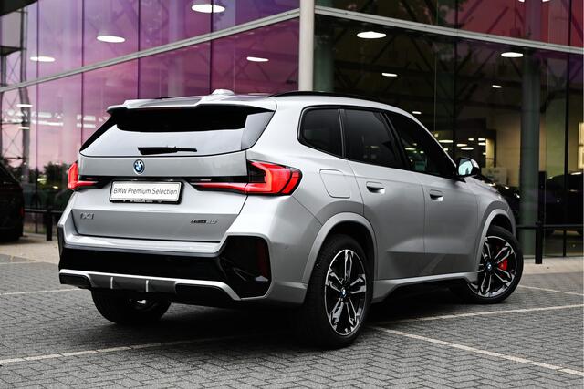 BMW iX1 eDrive20 High Executive M Sport / Panoramadak / Trekhaak / Sportstoelen / M Adaptief onderstel / Comfort Access / Adaptieve LED / Head-Up / Harman-Kardon