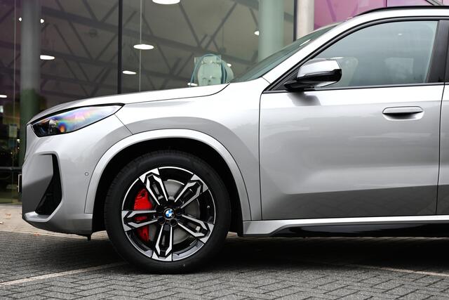 BMW iX1 eDrive20 High Executive M Sport / Panoramadak / Trekhaak / Sportstoelen / M Adaptief onderstel / Comfort Access / Adaptieve LED / Head-Up / Harman-Kardon