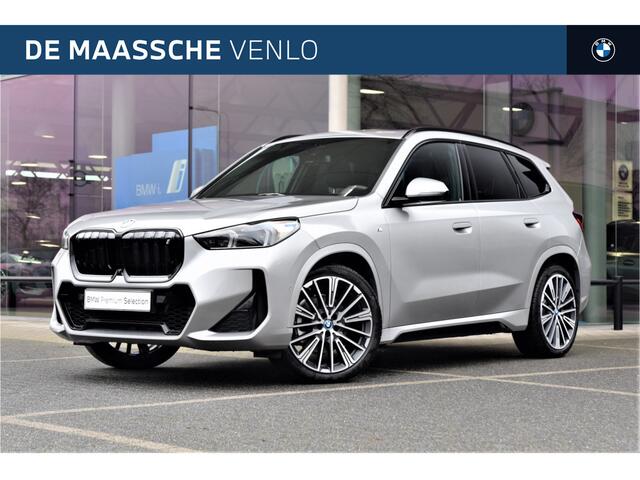 BMW iX1 xDrive30 High Executive M Sport / Panoramadak / Trekhaak / Sportstoelen / M Adaptief onderstel / Adaptieve LED / Head-Up / Parking Assistant Plus