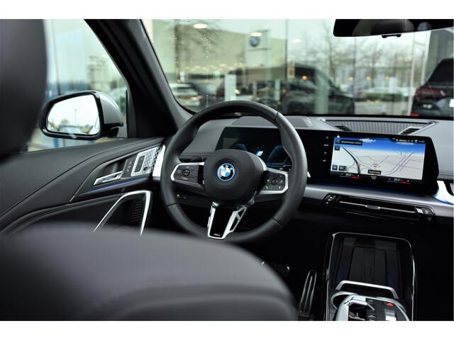 BMW iX1 xDrive30 High Executive M Sport / Panoramadak / Trekhaak / Sportstoelen / M Adaptief onderstel / Adaptieve LED / Head-Up / Parking Assistant Plus