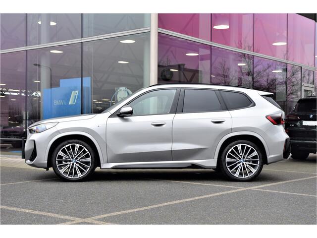 BMW iX1 xDrive30 High Executive M Sport / Panoramadak / Trekhaak / Sportstoelen / M Adaptief onderstel / Adaptieve LED / Head-Up / Parking Assistant Plus