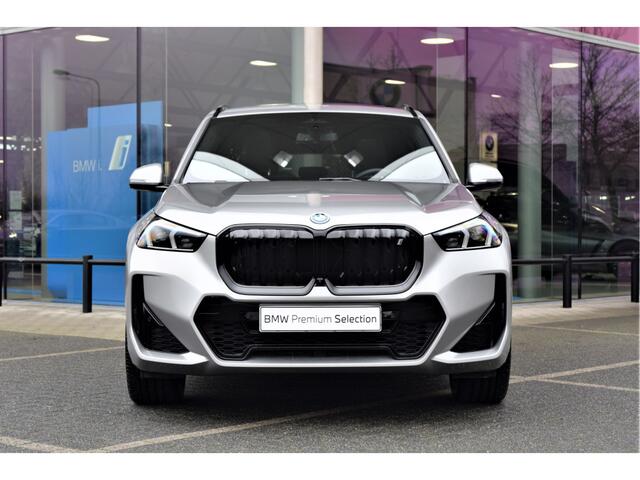 BMW iX1 xDrive30 High Executive M Sport / Panoramadak / Trekhaak / Sportstoelen / M Adaptief onderstel / Adaptieve LED / Head-Up / Parking Assistant Plus