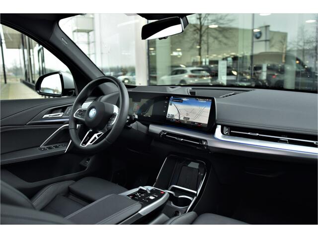 BMW iX1 xDrive30 High Executive M Sport / Panoramadak / Trekhaak / Sportstoelen / M Adaptief onderstel / Adaptieve LED / Head-Up / Parking Assistant Plus