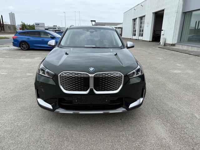 BMW iX1 eDrive20 67 kWh 204pk | X-Line | Travel Pack | Innovation Pack | Adaptieve cruise controle | HiFi System Harman Kardon | Panoramadak | Head up Display