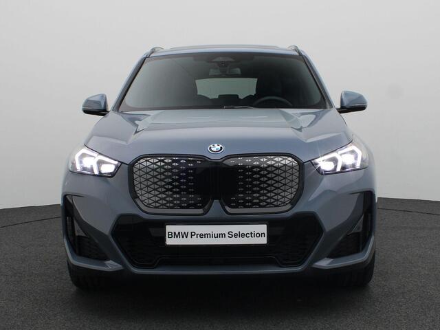 BMW iX1 eDrive20 M Sportpakket Pro | Premium Pack | Comfort Pack | Travel Pack | Stuurwiel Verwarmd | Panoramadak | Elektrisch Verstelbare Stoelen | Driving Assistant Plus | DAB | Harman Kardon | 19'' | Ekris Selection