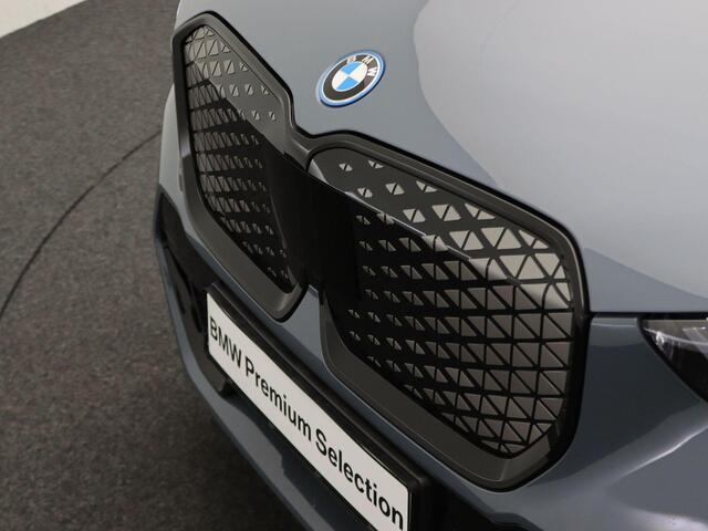 BMW iX1 eDrive20 M Sportpakket Pro | Premium Pack | Comfort Pack | Travel Pack | Stuurwiel Verwarmd | Panoramadak | Elektrisch Verstelbare Stoelen | Driving Assistant Plus | DAB | Harman Kardon | 19'' | Ekris Selection