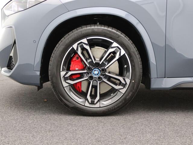 BMW iX1 eDrive20 M Sportpakket Pro | Premium Pack | Comfort Pack | Travel Pack | Stuurwiel Verwarmd | Panoramadak | Elektrisch Verstelbare Stoelen | Driving Assistant Plus | DAB | Harman Kardon | 19'' | Ekris Selection