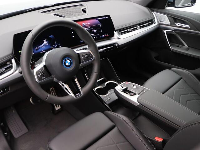 BMW iX1 eDrive20 M Sportpakket Pro | Premium Pack | Comfort Pack | Travel Pack | Stuurwiel Verwarmd | Panoramadak | Elektrisch Verstelbare Stoelen | Driving Assistant Plus | DAB | Harman Kardon | 19'' | Ekris Selection