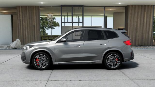 BMW iX1 eDrive20 M Sport / Panoramadak / Trekhaak / Sportstoelen / Achteruitrijcamera / Comfort Access / Adaptieve LED / M Adaptief onderstel