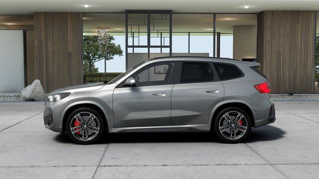 BMW iX1 eDrive20 M Sport / Trekhaak / Sportstoelen / Achteruitrijcamera / M Adaptief onderstel / Comfort Access / Head-Up / Adaptieve LED / Parking Assistant Plus