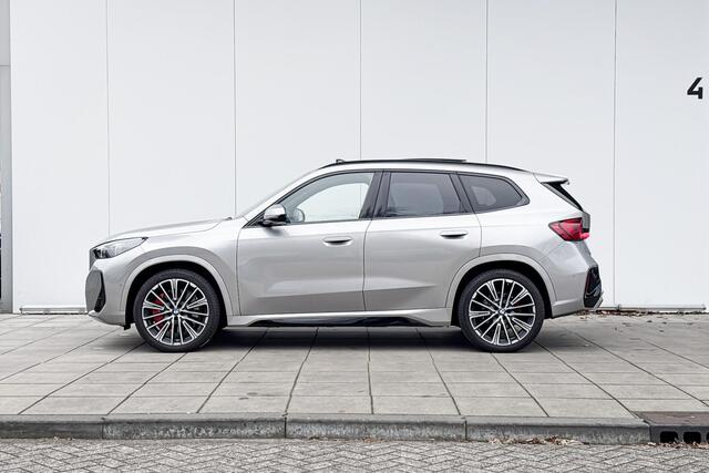 BMW iX1 xDrive30 M-Sport Pro 20 Inch / Glazen Schuifdak / Stoel & Stuurwielrand Verwarming / Driving Assistant / Parking Assistant Plus / Head Up Display / Driving Assistant Plus / Electrische Zwenkhaak / Comfort Acces / Electrisch Verstelbare Voorstoelen / Harma