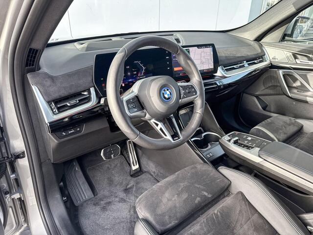 BMW iX1 xDrive30 M-Sport Pro 20 Inch / Glazen Schuifdak / Stoel & Stuurwielrand Verwarming / Driving Assistant / Parking Assistant Plus / Head Up Display / Driving Assistant Plus / Electrische Zwenkhaak / Comfort Acces / Electrisch Verstelbare Voorstoelen / Harma