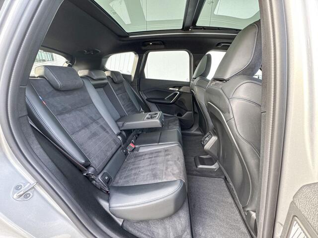 BMW iX1 xDrive30 M-Sport Pro 20 Inch / Glazen Schuifdak / Stoel & Stuurwielrand Verwarming / Driving Assistant / Parking Assistant Plus / Head Up Display / Driving Assistant Plus / Electrische Zwenkhaak / Comfort Acces / Electrisch Verstelbare Voorstoelen / Harma