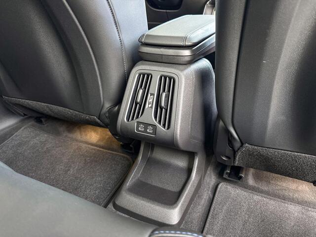 BMW iX1 xDrive30 M-Sport Pro 20 Inch / Glazen Schuifdak / Stoel & Stuurwielrand Verwarming / Driving Assistant / Parking Assistant Plus / Head Up Display / Driving Assistant Plus / Electrische Zwenkhaak / Comfort Acces / Electrisch Verstelbare Voorstoelen / Harma