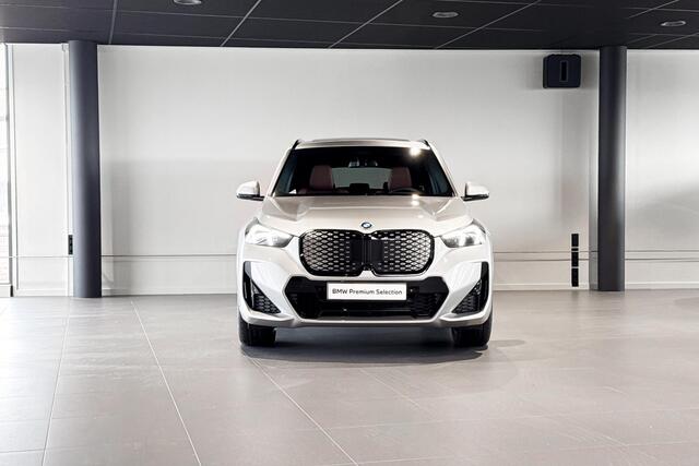 BMW iX1 eDrive20 67 kWh | M Sport | Glazen Panoramadak | Harman Kardon | Trekhaak |